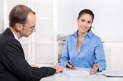 商務(wù)會議-咨詢-男人和女人在辦公室